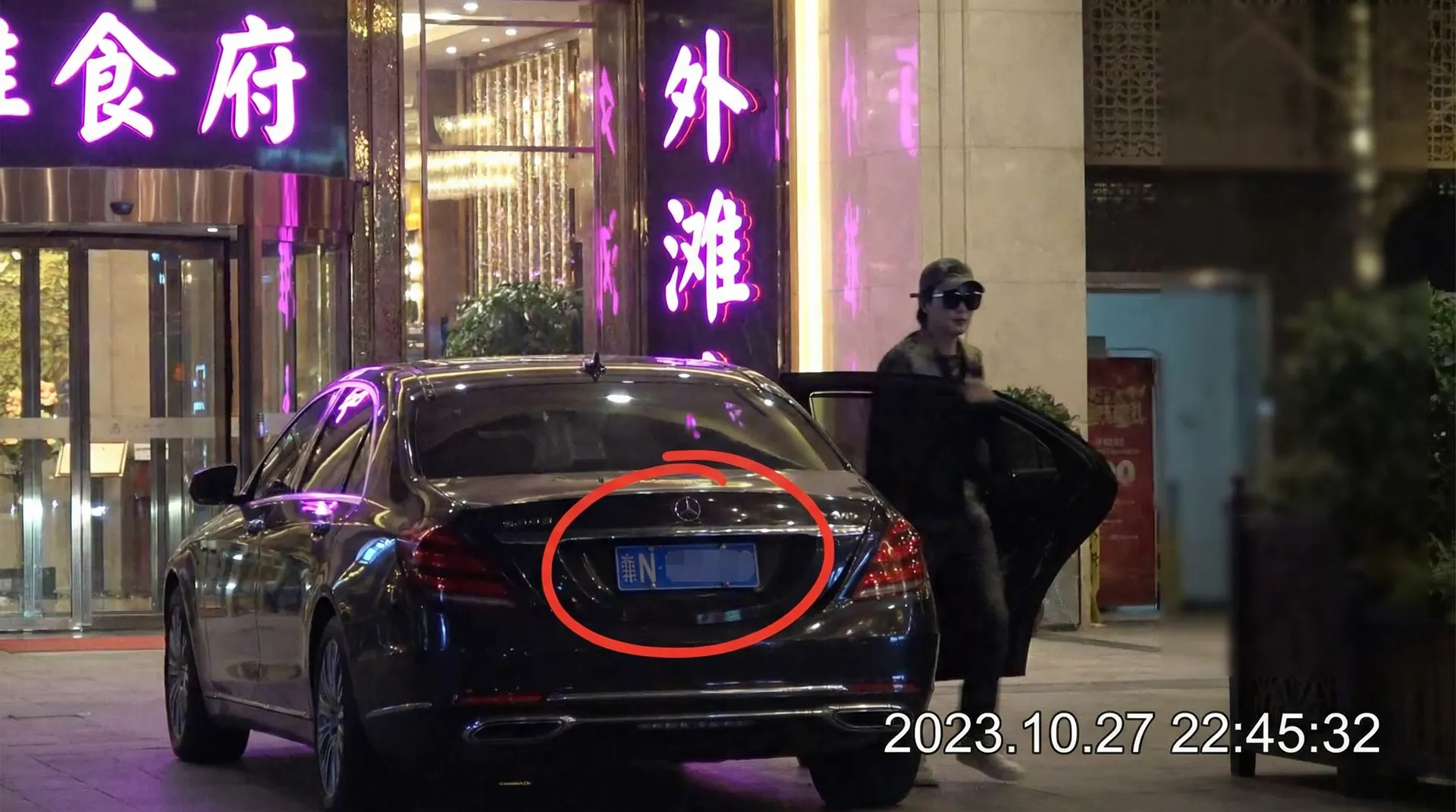 国奥体育网址 - 豪车餐厅外被拍